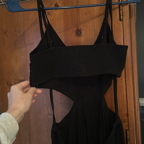 V-Neck cutout crepe maxi dress - Picture 2 of 2